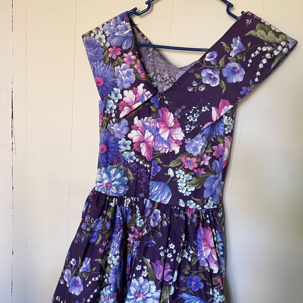 90’s shoulder floral dress.